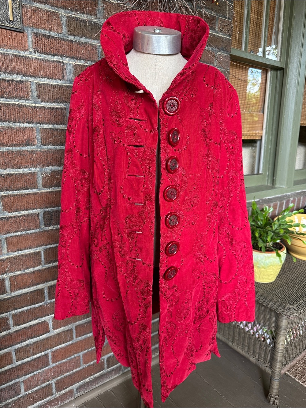 An Ren New York fitted red corduroy tonal embroidered artsy statement coat.Sz XL